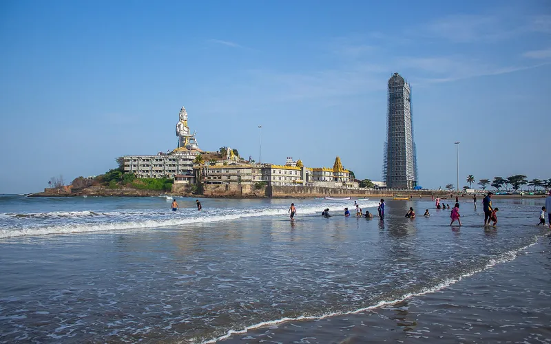 The Shiva statue and gopura of Murudeshwara above the beach